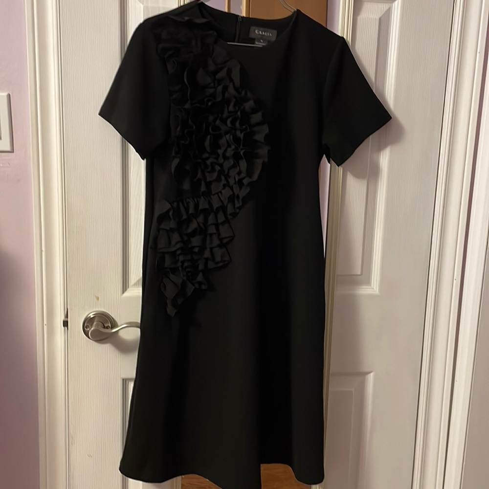 Gracia brand stunning black floral appliqué short sleeve cocktail dress.Size M.